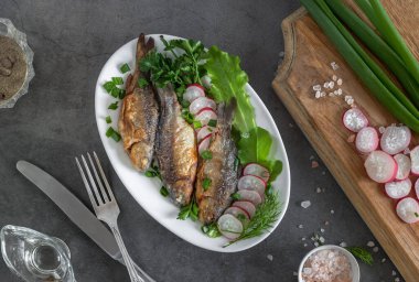 Sebzeli kızarmış sazan balığı.