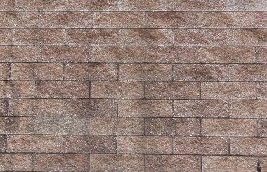 Seramik fayanslarla kaplı bir duvar parçası