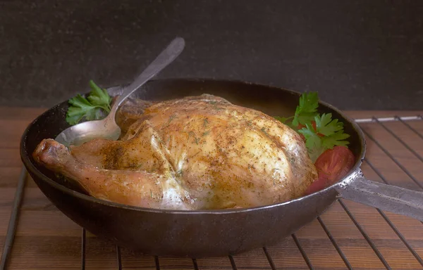 Fried chicken on a plate with vegetables — Stock Photo, Image