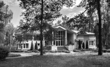 Ormanda küçük bir kulübe..