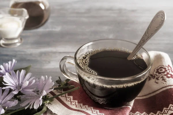 커피의 대체 품으로 는 치커리로 만든 뜨거운 음료가 있다 . — 스톡 사진