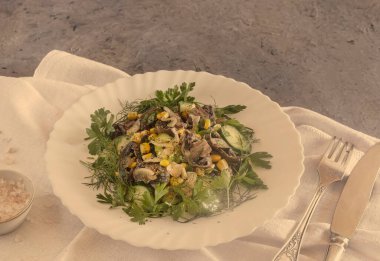 Mantar salatası, konserve mısır ve salatalık.