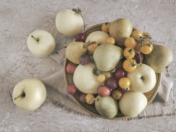 Ώριμα Μήλα Αχλάδια Και Δαμάσκηνα Είναι Στο Τραπέζι Κεραμικό Πιάτο — Φωτογραφία Αρχείου