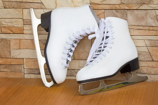 As patins femininas e botas de cor branca para patinação artística . — Fotografia de Stock