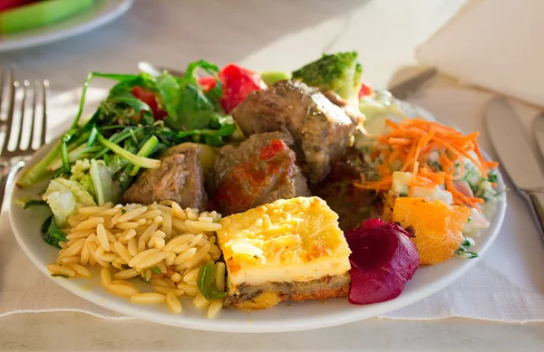 Tortilla y carne estofada con arroz y verduras . — Foto de Stock