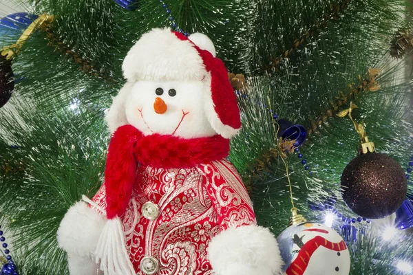 Amüsante Figur eines Schneemanns auf einem Tannenbaum. — Stockfoto