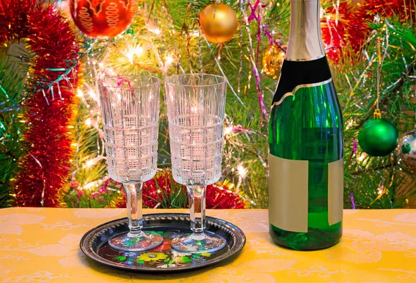 Vacanza di Natale, vino e occhiali vicino a un abete di Natale . — Foto Stock