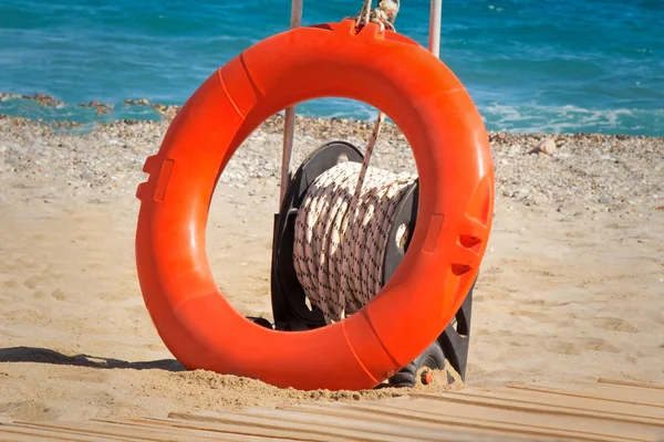 Lifebuoy a acqua sulla costa di una spiaggia di mare . — Foto Stock