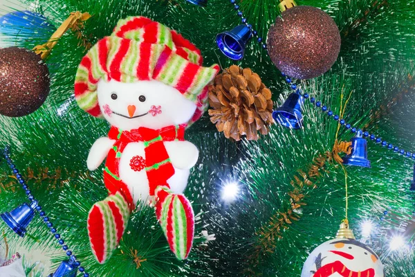 愉快なクリスマスのモミの木に雪だるまの姿. — ストック写真