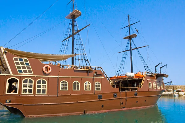 Яхта для морських поїздок у курортному порту — стокове фото
