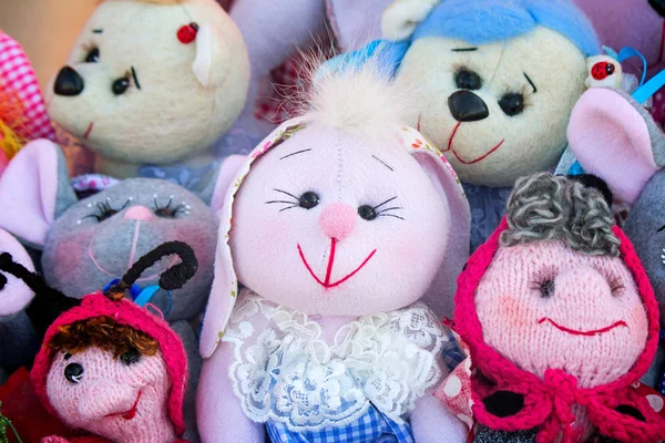 Игрушки, оригинальные игрушки в виде забавных кукол — стоковое фото