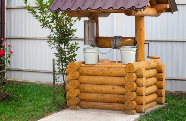 Pozo de madera con cubos para agua . — Foto de Stock