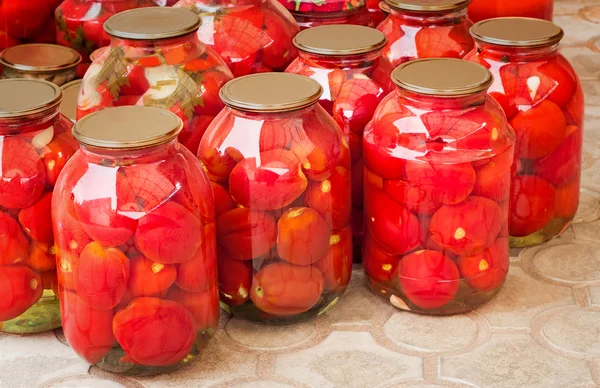 Konserverad tomater i stora glasburkar. — Stockfoto