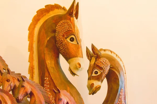 Las figuras de caballos hechas de un árbol . — Foto de Stock