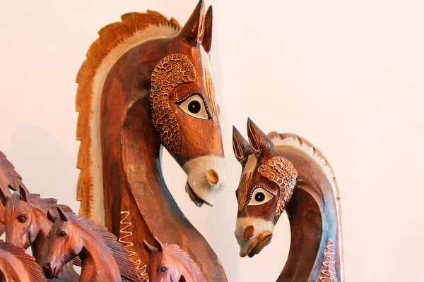Las figuras de caballos hechas de un árbol . —  Fotos de Stock