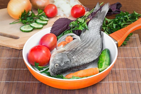 Kala ja sen osat: vihannekset, mausteet, par — kuvapankkivalokuva