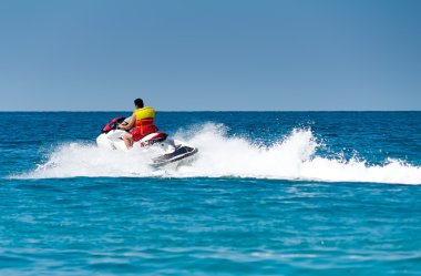 Su scooter üzerinde tekne turu.