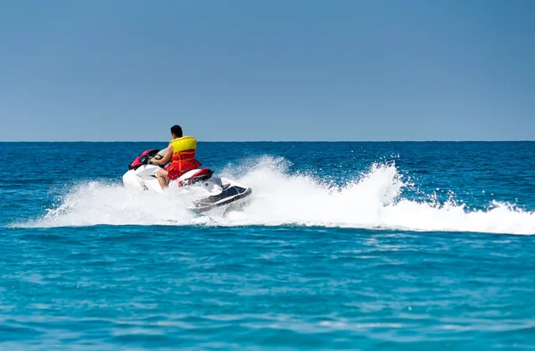 Viaje en barco en el scooter de agua . — Foto de Stock