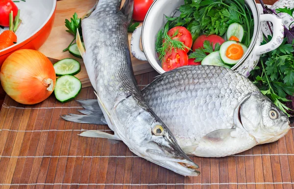 魚と彼女の準備のためのコンポーネント： 野菜、スパイス、パー — ストック写真