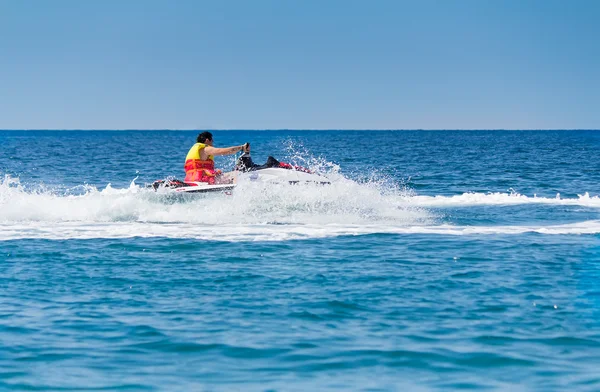 Viaje en barco en el scooter de agua . — Foto de Stock