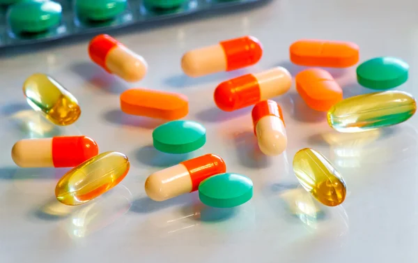 Drugs: tablets and capsules. — Stock Photo, Image