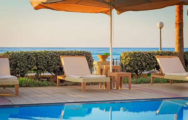 Pohodlný malý bazén v resortu, na pobřeží moře — Stock fotografie
