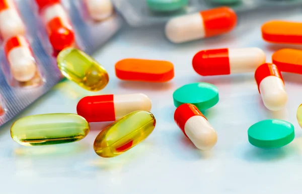Drugs: tabletten en capsules. — Stockfoto