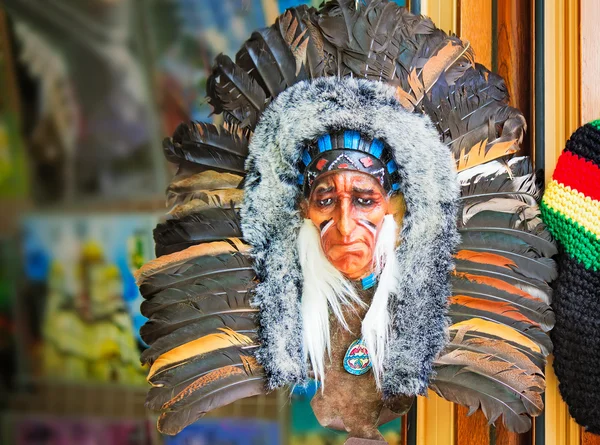 Máscara de Indios, decorada con piel y plumas . — Foto de Stock