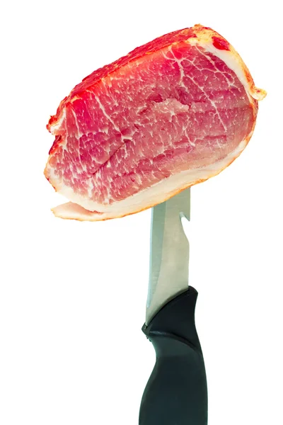 Šunka na hraně nože na bílém pozadí. — Stock fotografie
