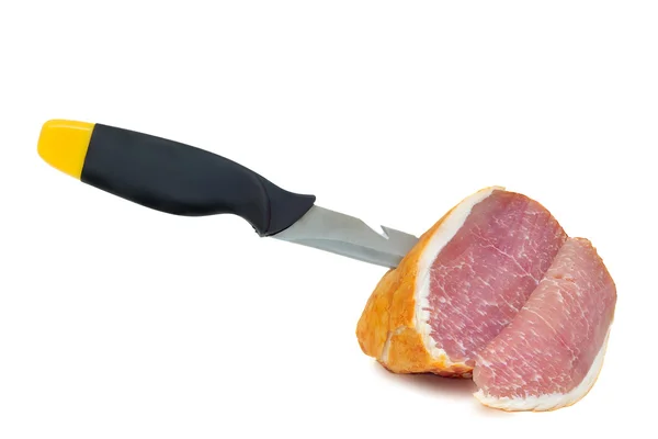 Prosciutto sul bordo di un coltello su uno sfondo bianco . — Foto Stock