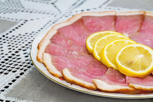 Jambon ve limon dilimleri ile çanak — Stok fotoğraf