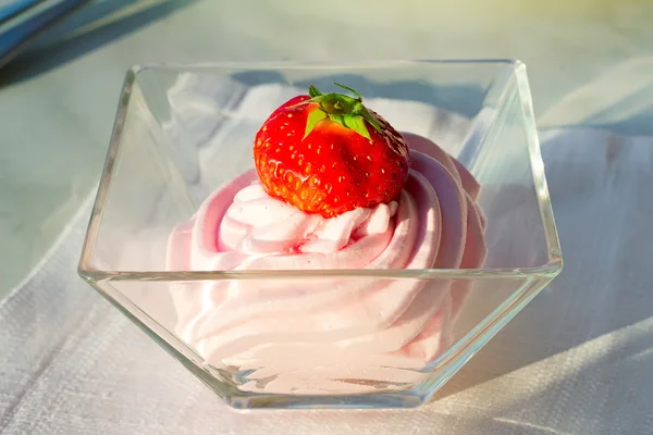 Dessert: cream souffl and strawberries. — Stock Photo, Image