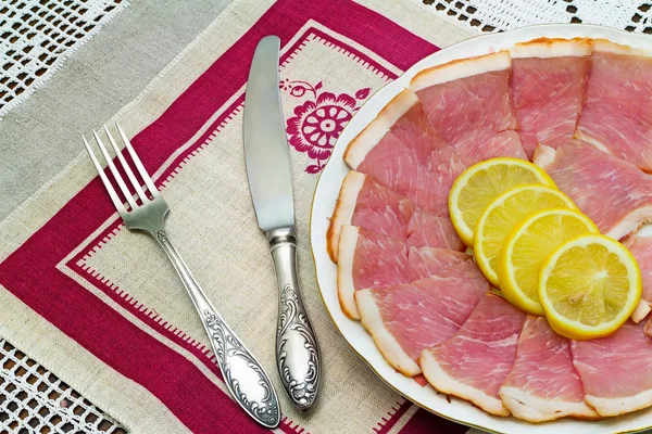 Jambon ve limon dilimleri ile çanak — Stok fotoğraf