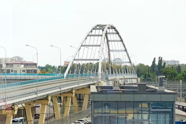 Conveniente puente al tráfico de vehículos . — Foto de Stock