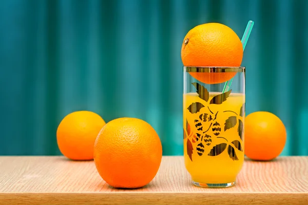 橘子在桌子上的，一杯橙汁. — 图库照片