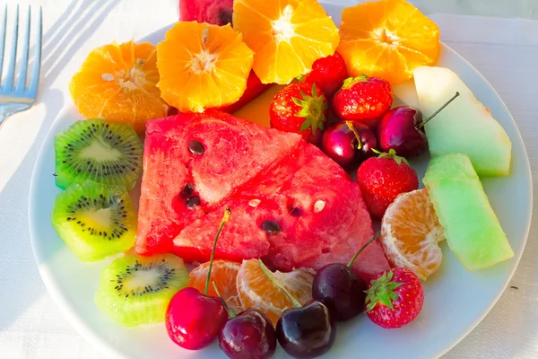 Fruchtdessert, vielfältige Früchte und Beeren. — Stockfoto