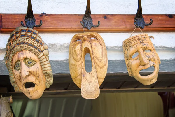 Recuerdos: máscaras de madera que simbolizan las emociones humanas . — Foto de Stock