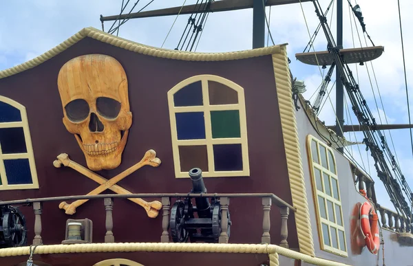 Un frammento della poppa di una nave da diporto con un logo pirata . — Foto Stock