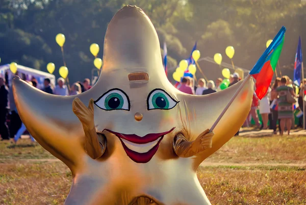 Забавный карнавальный костюм в виде звезд на фестивале — стоковое фото