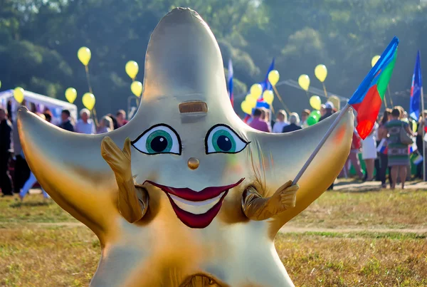 Fantasia de carnaval engraçado na forma de estrelas no festival — Fotografia de Stock