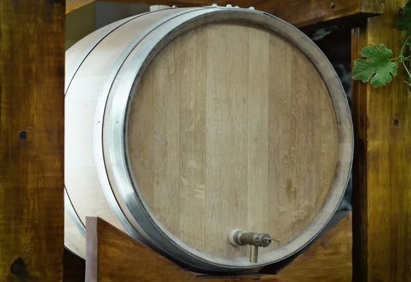 Fából készült tölgyfából készült hordó bor, fém daru. . — Stock Fotó