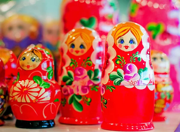伝統的なロシアのおもちゃを子供たち - 入れ子になったドール人形. — ストック写真