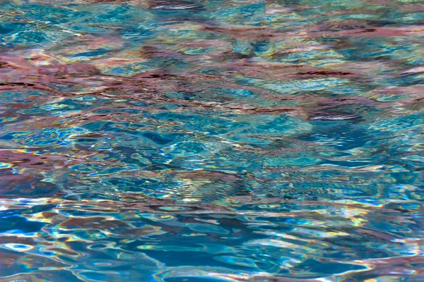 Zářivé barevné světlo z povrchu vody v bazénu. — Stock fotografie
