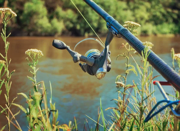 フィーダー-魚を捕まえるための英語釣りのタックル. — ストック写真