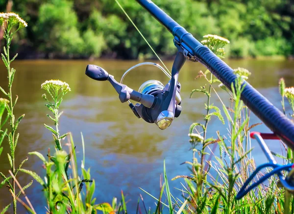 Alimentador - Inglês equipamento de pesca para a captura de peixes. — Fotografia de Stock