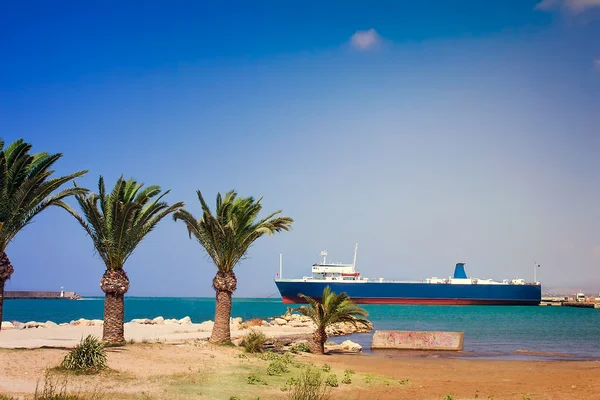 Landschap: uitzicht op de haven en het schip in de stad Rethymno, — Stockfoto