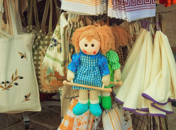 Souvenirs and toys in the shop window — Stock Photo, Image