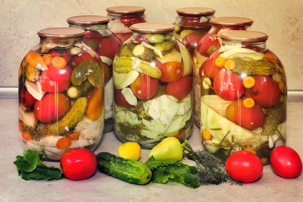 Různé konzervované zeleniny ve skleněných nádobách. — Stock fotografie