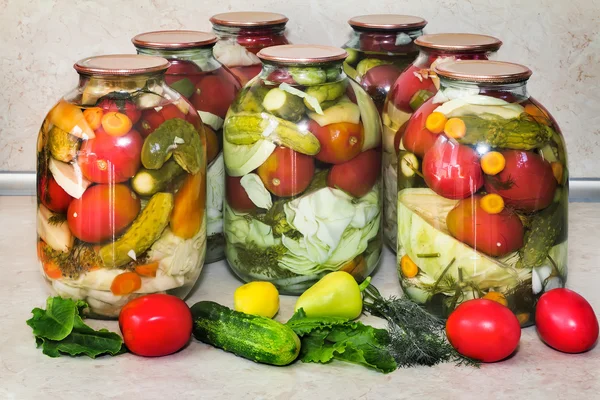 Uma variedade de vegetais enlatados em frascos de vidro. — Fotografia de Stock