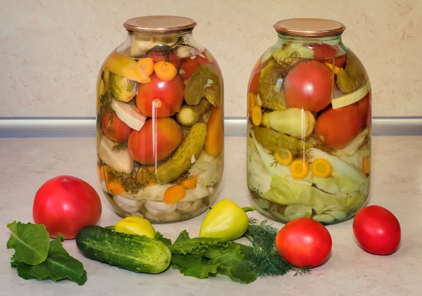 Uma variedade de vegetais enlatados em frascos de vidro. — Fotografia de Stock